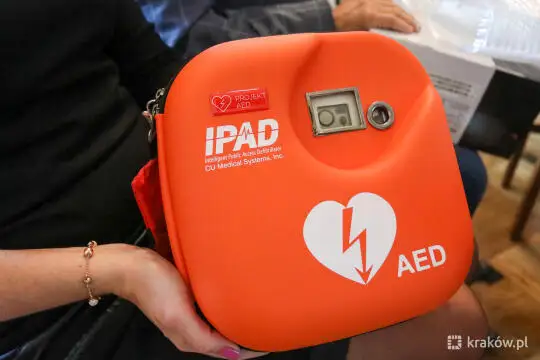 Kraków stawia na defibrylatory AED: szkolenia, konserwacja i oznakowanie kluczowe
