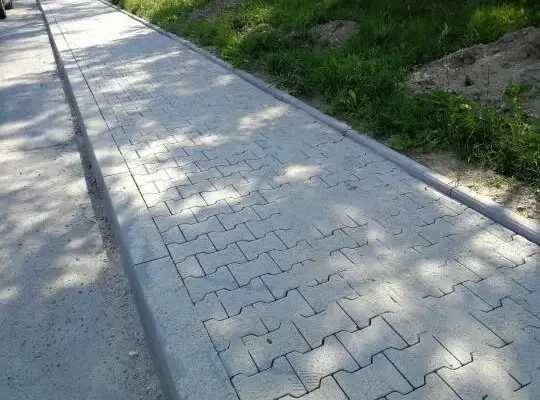 Utrudnienia na ul. Kadeckiej w Krakowie – remont chodnika potrwa do końca lipca