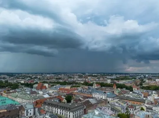Ostrzeżenie meteorologiczne: burze, ulewy i grad do wieczora