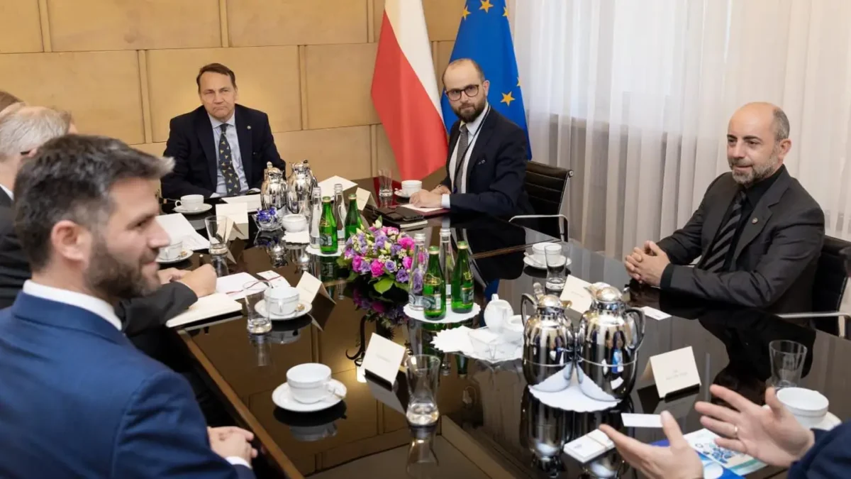 Wicepremier Sikorski i szef ICAO o bezpieczeństwie lotnictwa w cieniu wojny