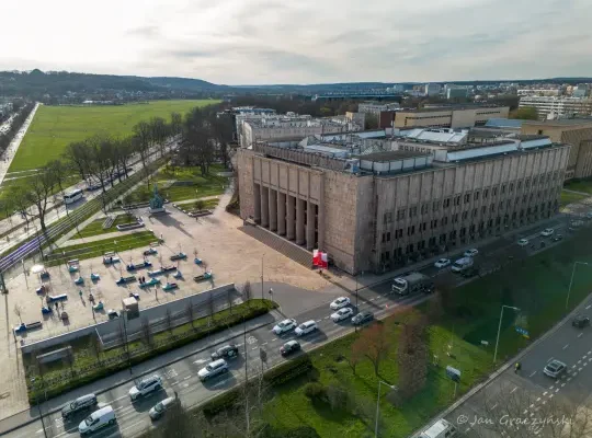 Polska elegancja czasów PRL: wystawa w Muzeum Narodowym w Krakowie