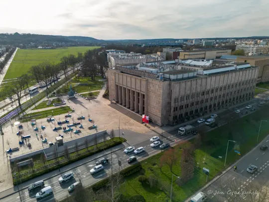 Polska elegancja czasów PRL: wystawa w Muzeum Narodowym w Krakowie