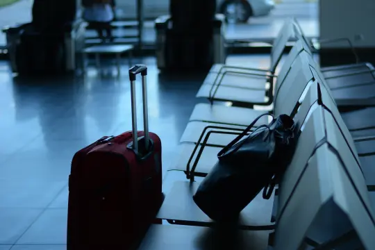 Wakacyjny pośpiech sprzyja gubieniu rzeczy – Biuro Rzeczy Znalezionych w Krakowie radzi