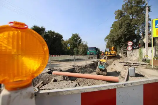 Przebudowa ul. Władysława Łokietka w Krakowie – nowy chodnik i oświetlenie