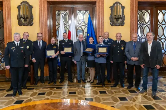 Nagrody „Bezpieczny Kraków” 2025 wręczone. Wśród laureatów strażacy i policjanci
