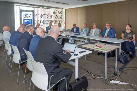 Kraków stawia na bezpieczeństwo energetyczne: Energetyczny Okrągły Stół w Urzędzie Miasta