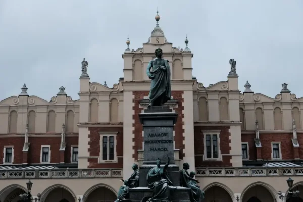 Kraków uhonoruje lotnisko Balice medalem Cracoviae Merenti