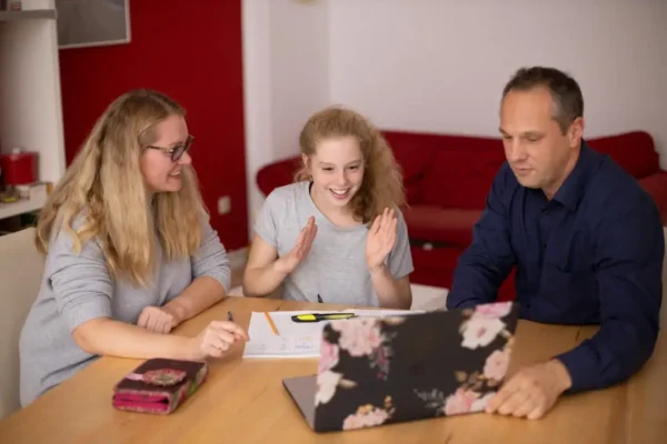 Kraków ogłasza konkurs na wsparcie rodziców nastolatków