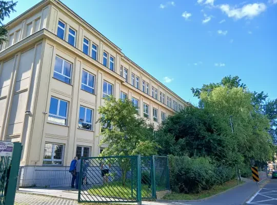 Przy ul. Urzędniczej powstaje ogród deszczowy – inwestycja w edukację ekologiczną