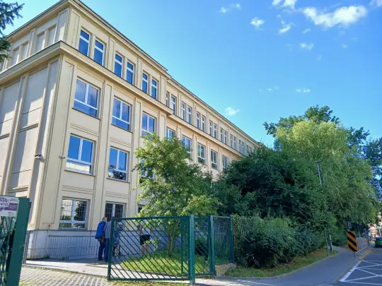 Przy ul. Urzędniczej powstaje ogród deszczowy – inwestycja w edukację ekologiczną
