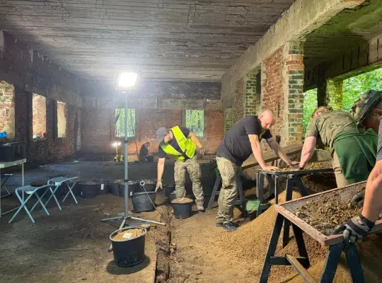 Szkielety i artefakty z czasów III Rzeszy odkryte w Wilczym Szańcu przez krakowskich archeologów