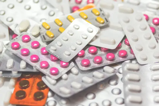 Jak bezpiecznie pozbyć się przeterminowanych leków? Sprawdź, gdzie je oddać w Krakowie