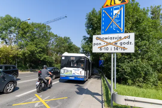 Kraków: Ulica Kamieńskiego z dwoma pasami w stronę Ronda Matecznego
