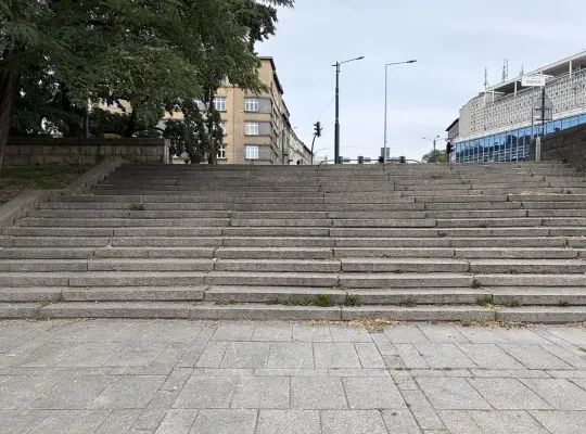 Kraków: remont schodów i murów oporowych przy Moście Dębnickim