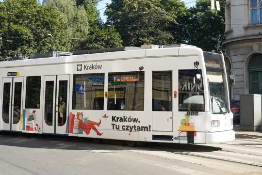 Biblioteczny tramwaj w Krakowie – czytanie w komunikacji miejskiej