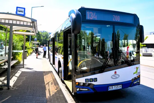 Weekendowa komunikacja rekreacyjna w Krakowie – autobusy z przyczepami na rowery