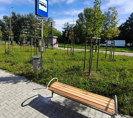 Kraków: 50 nowych ławek na przystankach w ramach „Paktu dla osiedli”
