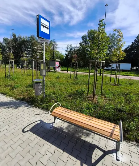 Kraków: 50 nowych ławek na przystankach w ramach „Paktu dla osiedli”