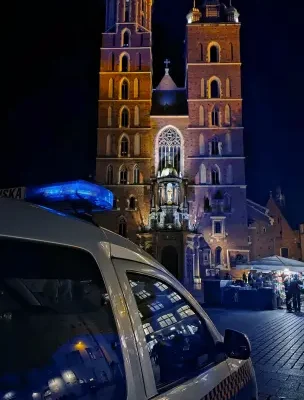Kraków: 215 wykroczeń i dwa rozwiązane zgromadzenia na Rynku Głównym – podsumowanie weekendu straży miejskiej