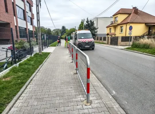 Kraków: nowe przejścia dla pieszych na ul. Grochowej poprawią bezpieczeństwo przy szkole