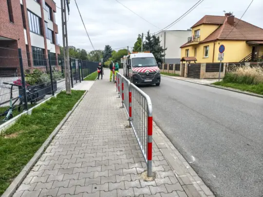 Kraków: nowe przejścia dla pieszych na ul. Grochowej poprawią bezpieczeństwo przy szkole