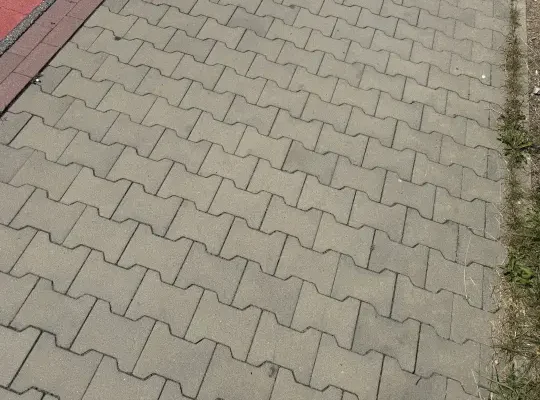 Remont chodnika na ul. Blokowej w Krakowie – utrudnienia dla pieszych