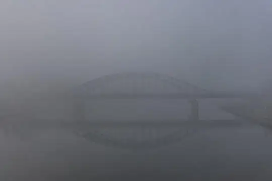 Gęsta mgła nad Krakowem – IMGW ostrzega kierowców