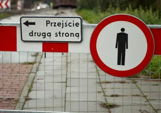 Remont chodnika na ul. Marii Dąbrowskiej w Krakowie potrwa do 30 października