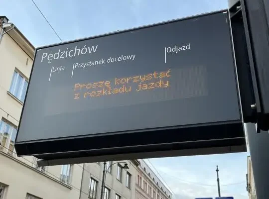 Awaria tablic DIP w Krakowie – utrudnienia dla pasażerów KMK