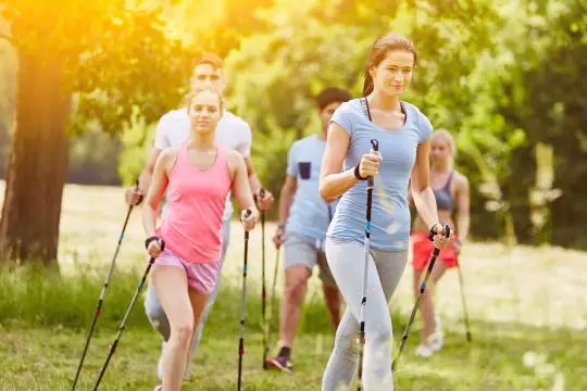 Nordic walking w Krakowie: aktywność dla każdego, bez względu na poziom wytrenowania